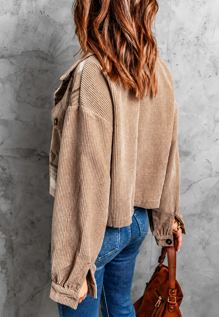 Veste courte automne femme, design à carreaux beiges, coupe chic. Pour un style élégant et moderne.