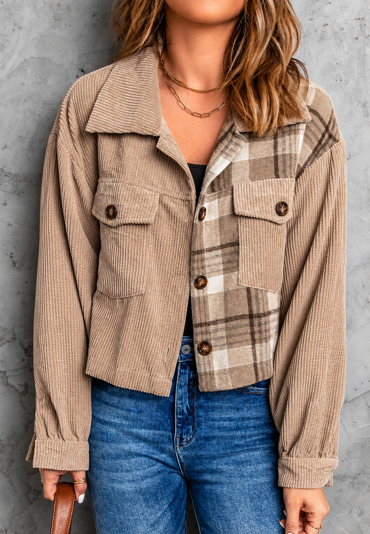 Veste boutonnée femme courte à carreaux beiges, style élégant et décontracté. Idéale pour l'automne.