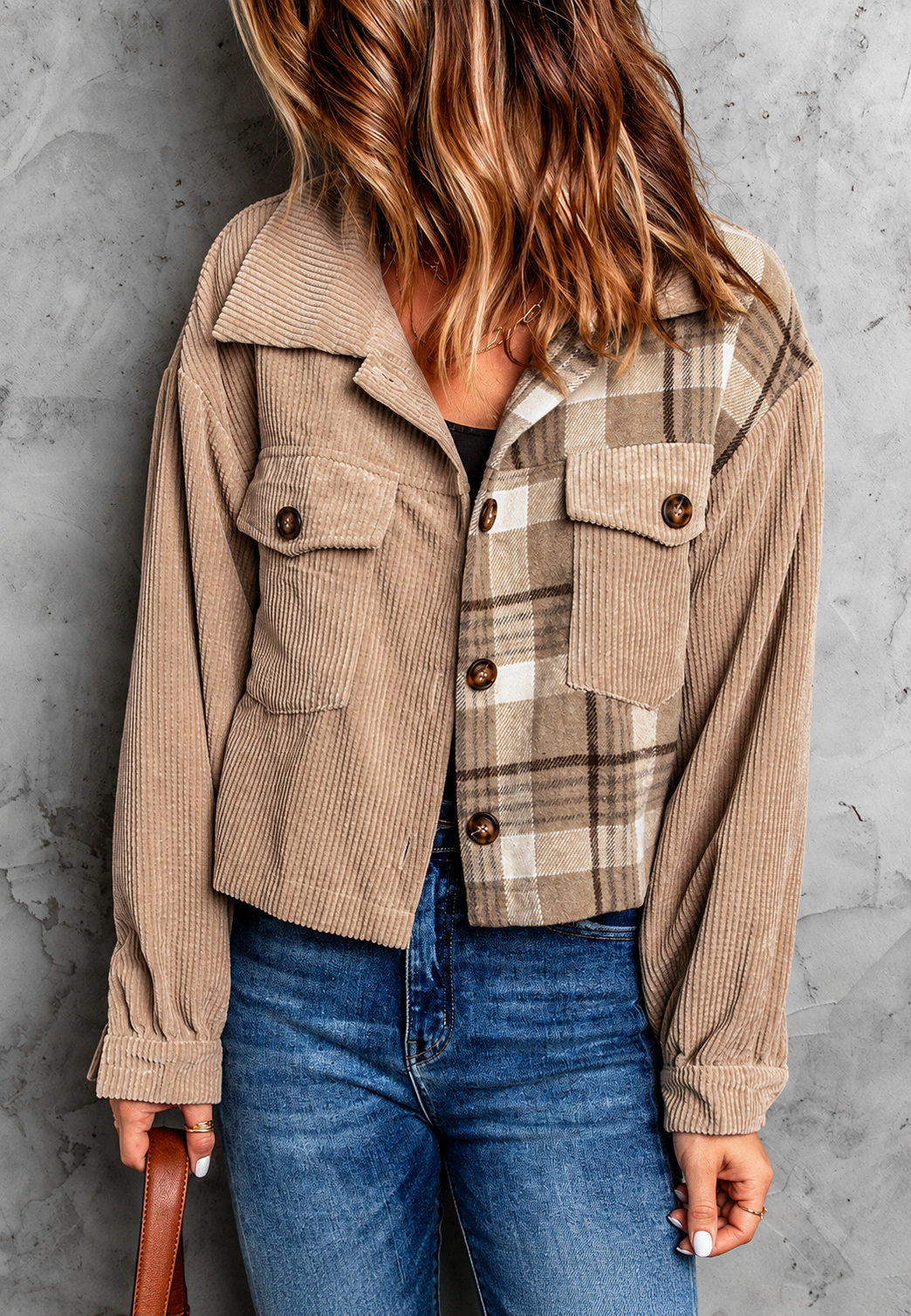 Veste courte chic à carreaux beige pour femme, look tendance et automnal.