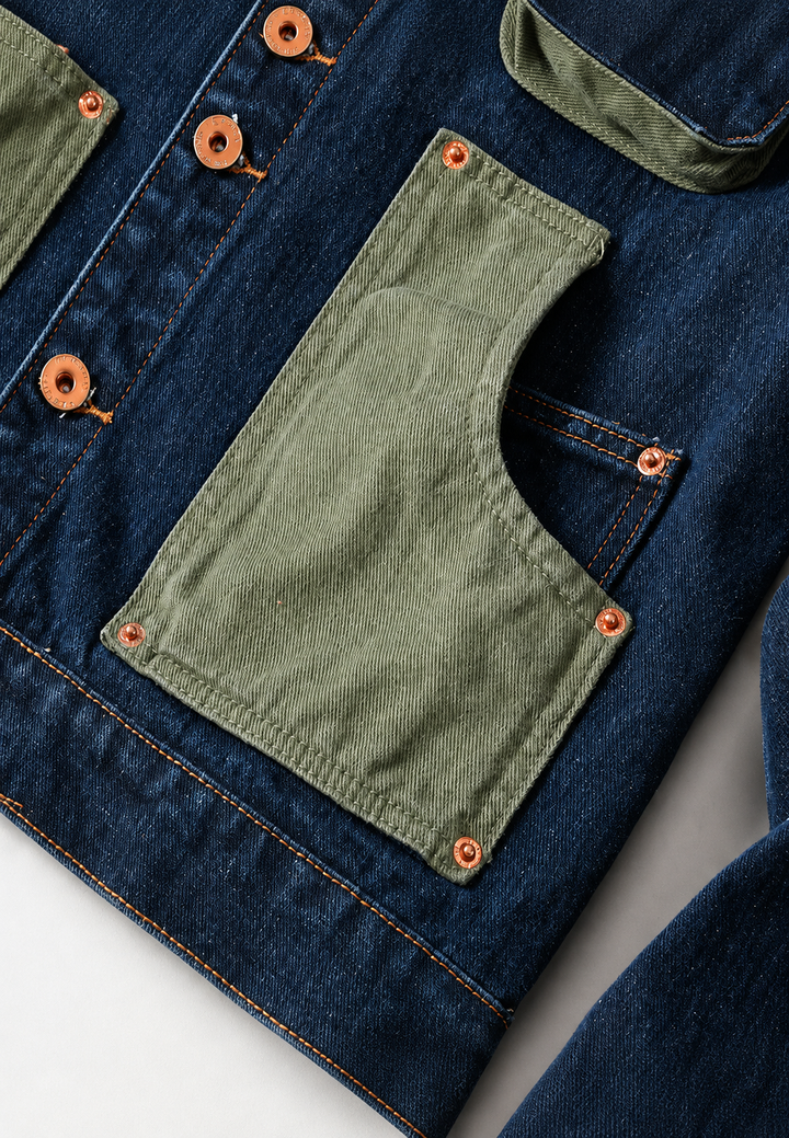 Veste en jean boutonné pour homme, bleu marine. Un style décontracté et moderne, parfait pour toute tenue.