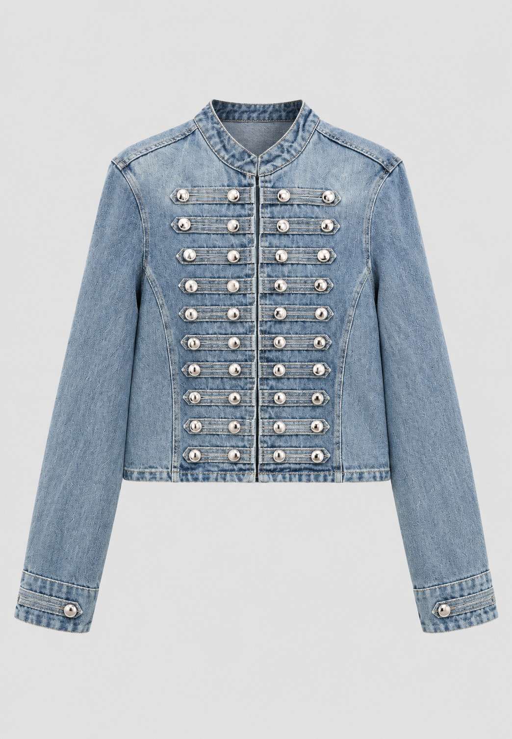 Veste en jean courte femme délavée, coupe cintrée et col mao. Parfaite pour la mode printemps-automne.