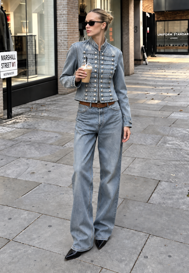 Veste en jean femme cintrée, coupe courte et col mao, idéale pour un look chic et tendance au quotidien.