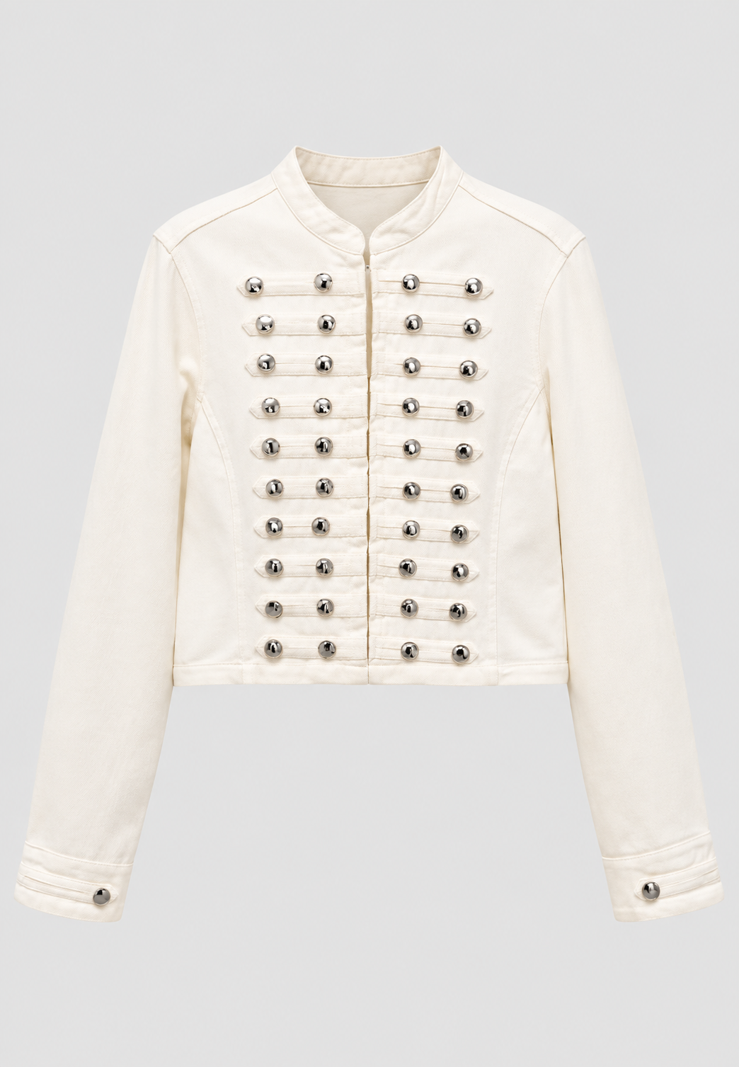 Veste jean femme courte, cintrée, col mao. Pièce tendance et chic pour compléter une tenue moderne.