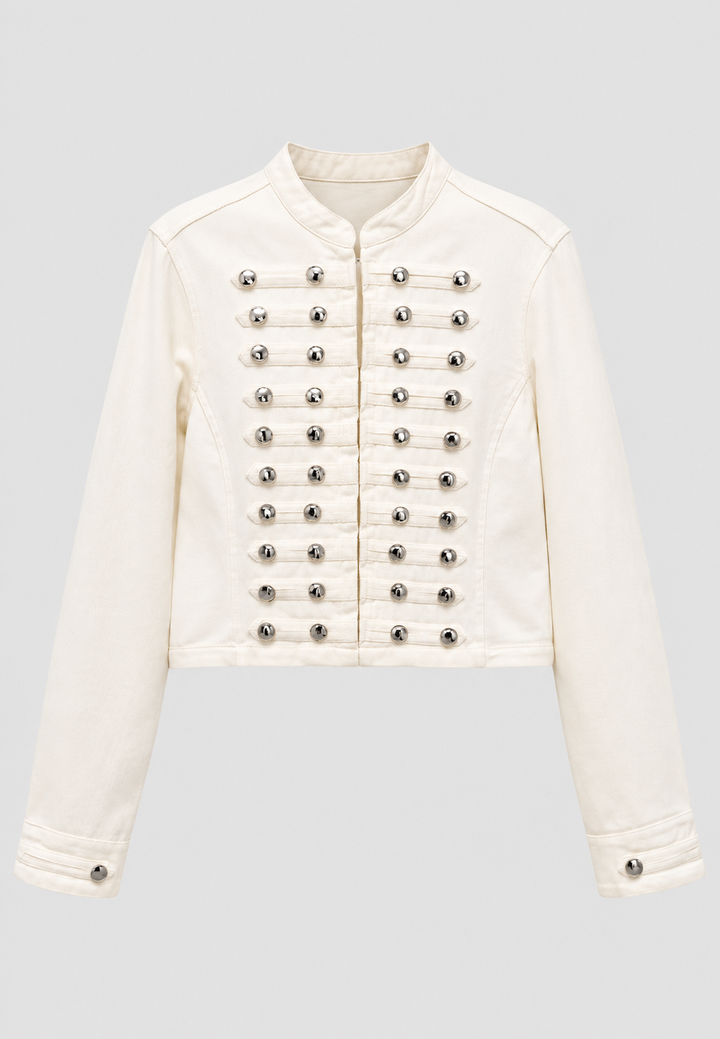 Veste jean femme courte, cintrée, col mao. Pièce tendance et chic pour compléter une tenue moderne.