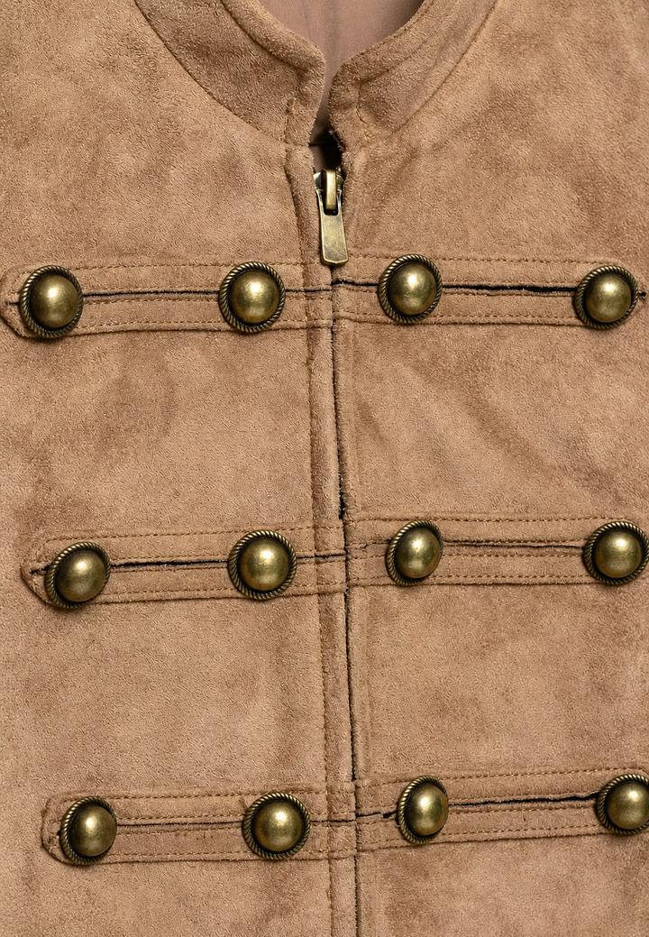 Veste femme courte style militaire couleur café avec col montant. Boutons chics pour un look élégant d'automne.