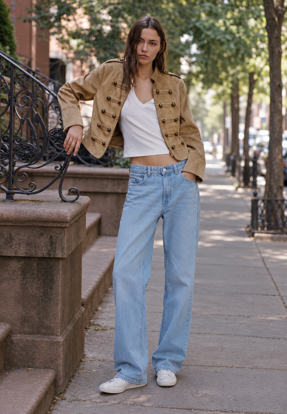 Veste femme chic militaire courte couleur café pour l'automne, avec col montant et détails boutons tendance.