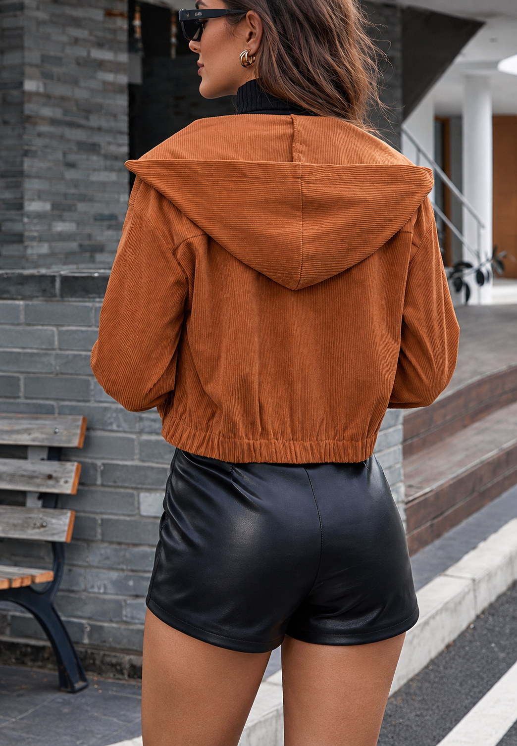 Veste courte à capuche marron Nalia pour femme, style décontracté. Tendance mode automne, polyvalente et confortable.