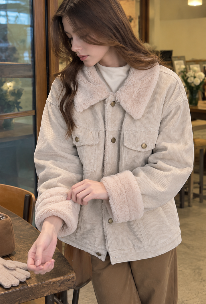 Veste chic pour femme avec col fourrure tendance, parfaite pour une allure élégante et mode en saison froide.