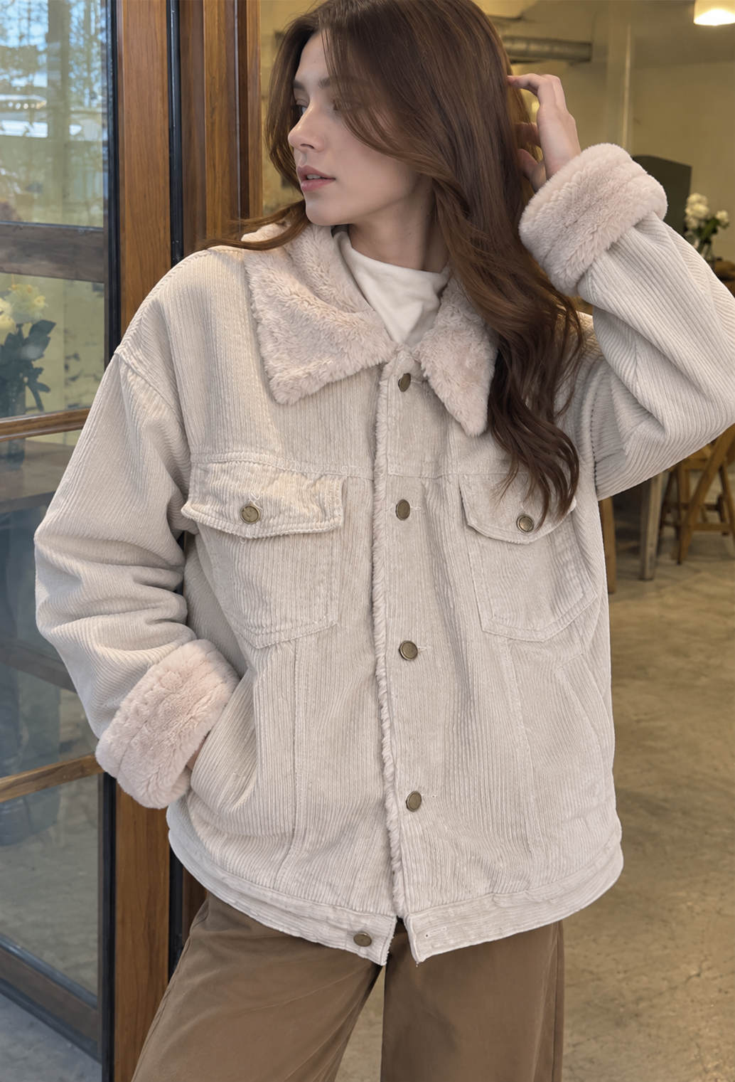 Veste femme confortable et mode pour l'automne, col effet fourrure luxueux pour une touche d'élégance.
