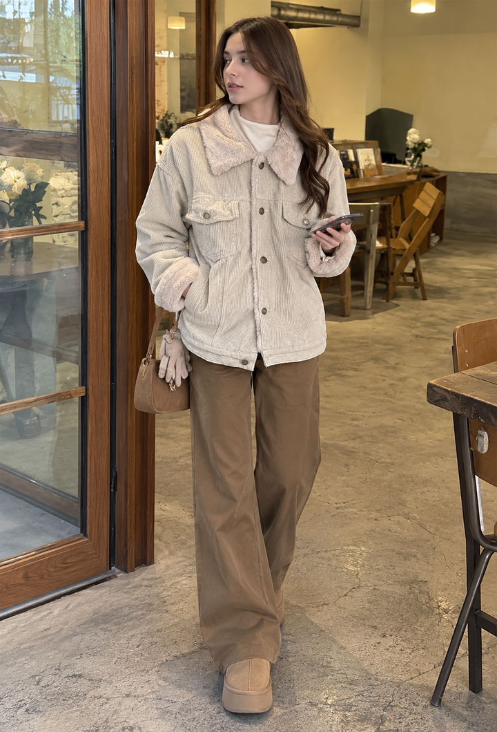 Veste femme élégante avec col effet fourrure, idéale pour l'automne-hiver, style chic et confort.