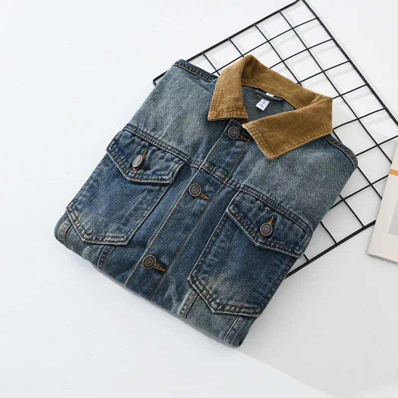Veste homme bleue délavée, style vintage. Blouson décontracté mi-saison avec col texturé. Idéal comme vêtement extérieur.