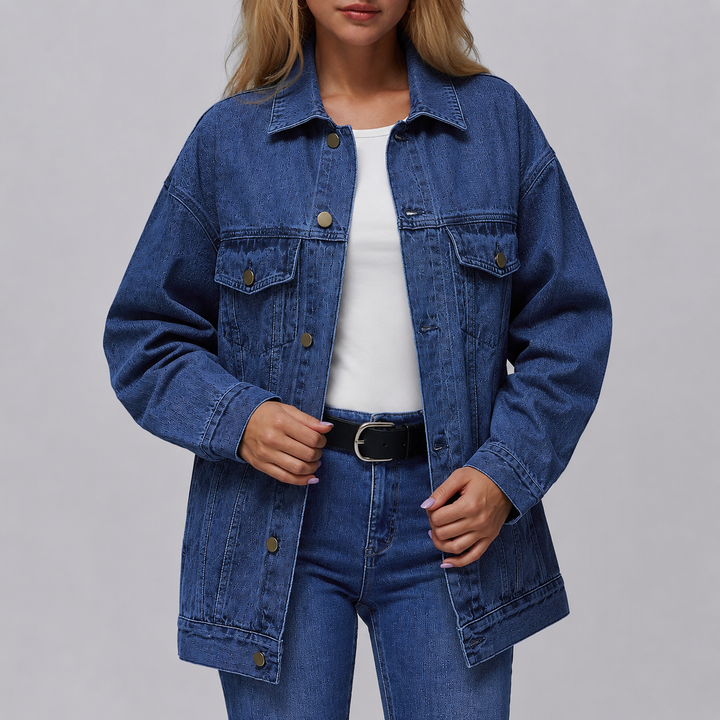 Veste en jean bleu foncé oversize pour femme, polyvalente, style décontracté et longueur élégante en denim.