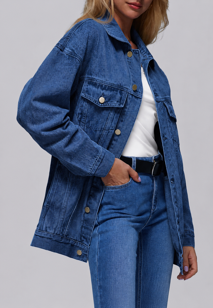 Veste en jean femme oversize bleue, tendance mode automne, coupe décontractée confortable et élégante.