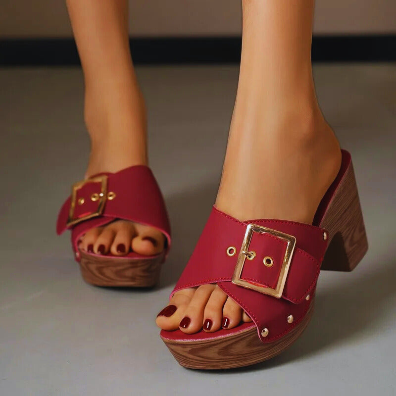 Sandales à talons plateforme élégantes pour femmes, confortables pour l'été.