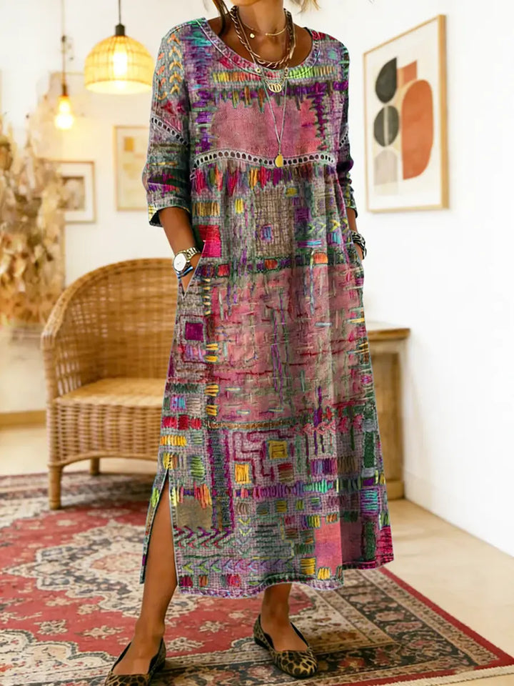 Robe bohème femme en denim et patchwork, parfaite pour l'été. Look fluide décontracté.
