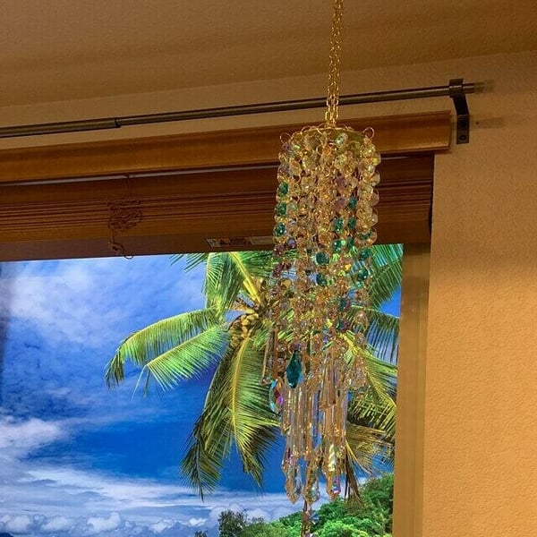 Élégant carillon en cristal artisanal, scintillant à la lumière, parfait cadeau pour la maison.