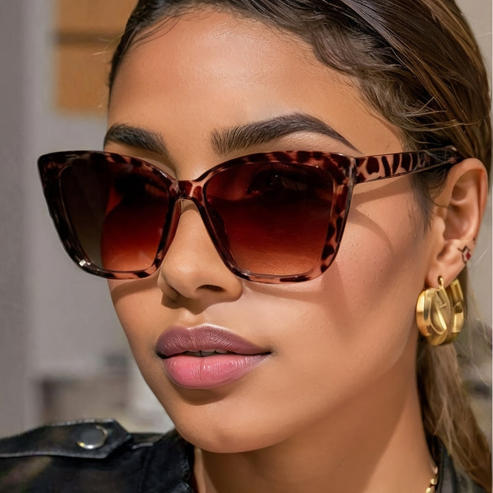 Accessoire mode: lunettes de soleil oversized en acétate léopard, protection UV, style femme chic.
