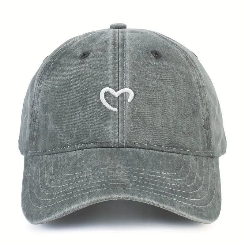 Casquette femme minimaliste noire, brodée cœur blanc. Chapeau décontracté ajustable pour un look mode.