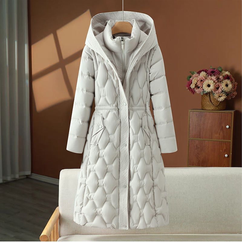 Manteau d'hiver long matelassé élégant pour femmes, idéal pour rester chaude et stylée en extérieur.