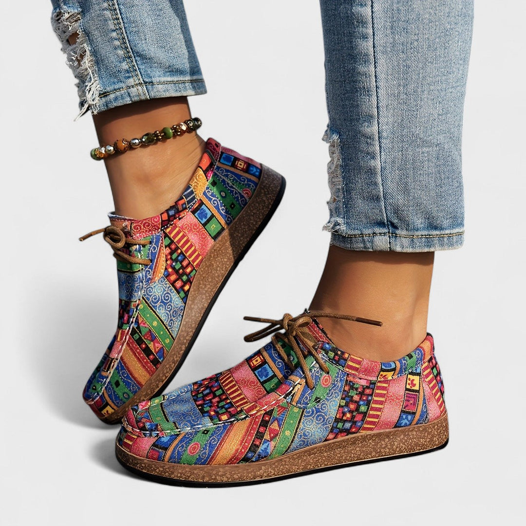 Vue latérale de baskets orthopédiques femme, design moderne, légères avec semelle confortable et amortie.