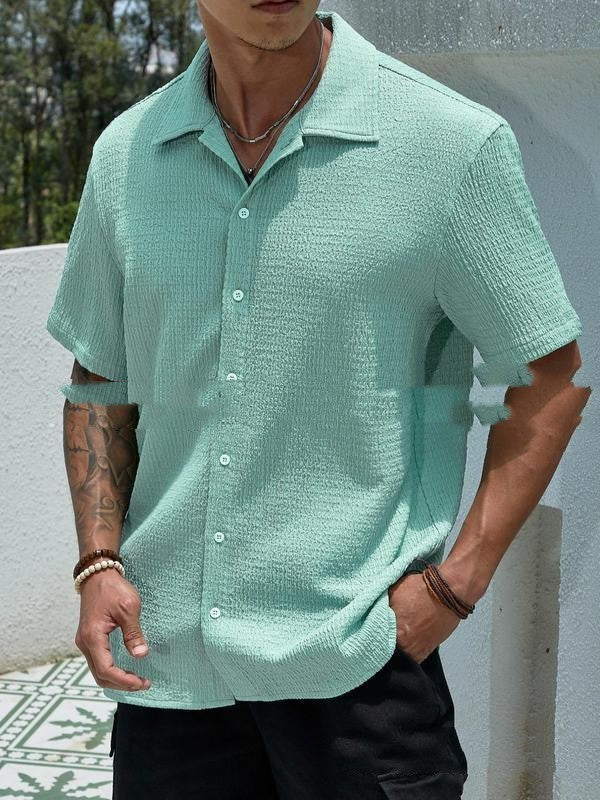 Look décontracté moderne avec cette chemise homme à manches courtes, parfaite pour les journées d'été.