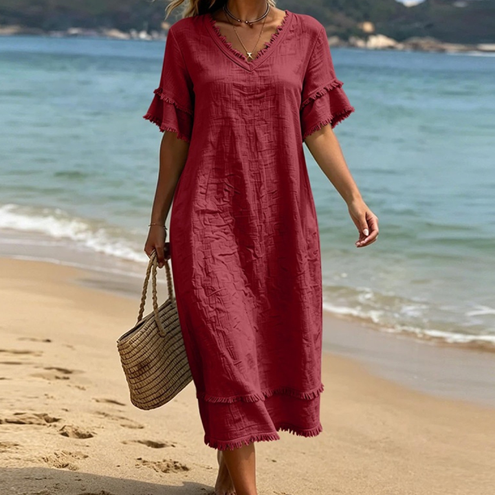 Robe d'été bohème femme à franges et col V. Sa coupe fluide en fait un essentiel chic pour le printemps décontracté.