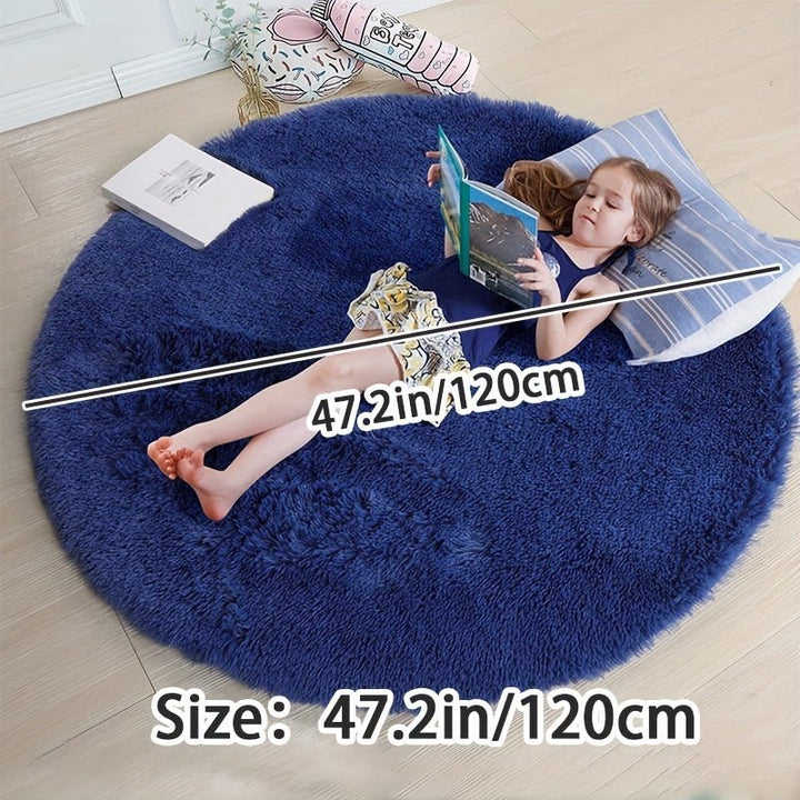 Tapis Clouda rond fluffy beige, ajoute une touche de luxe doux à votre intérieur.
