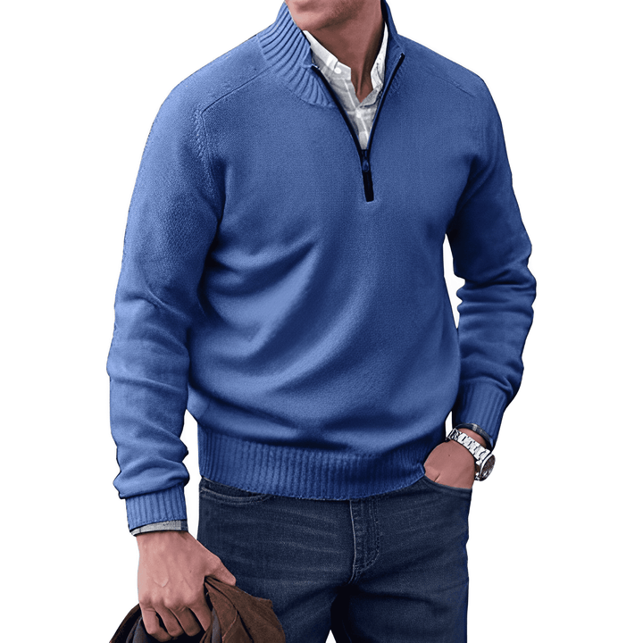 Pull maille homme zippé, col montant doux. Vêtement polyvalent pour un confort et style quotidiens.