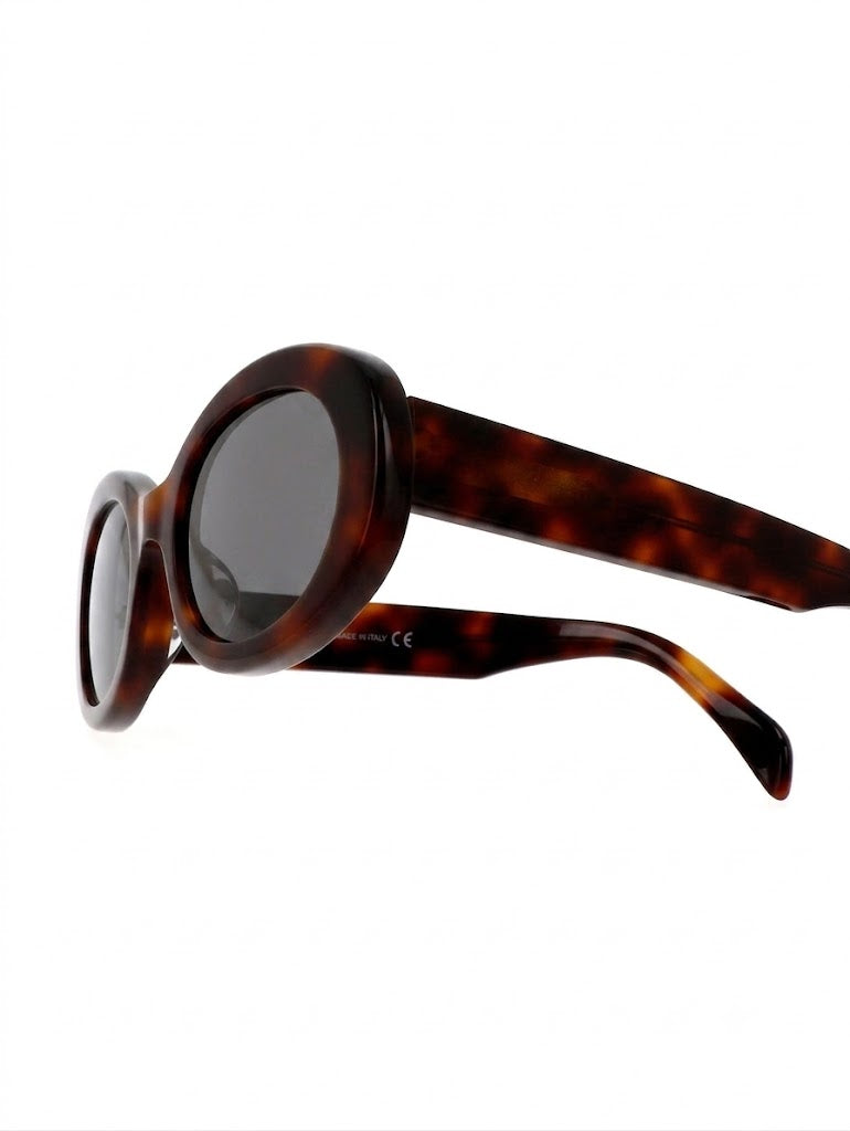 Lunettes de soleil ovales à la mode pour femmes, protégeant vos yeux avec style. Parfaites pour un look estival.