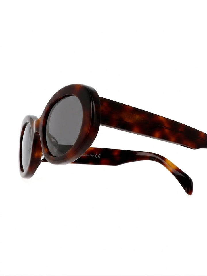 Lunettes de soleil ovales à la mode pour femmes, protégeant vos yeux avec style. Parfaites pour un look estival.