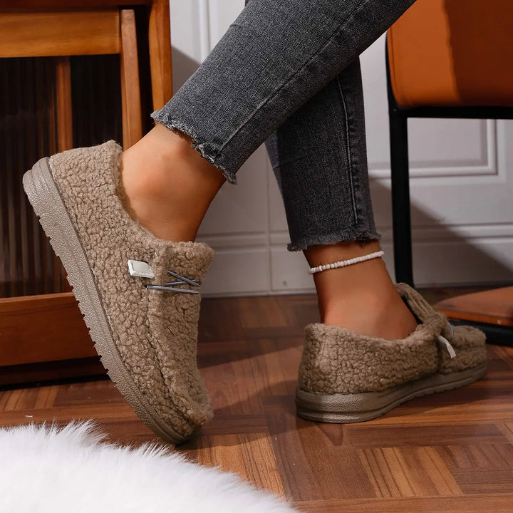 Chaussons teddy femme cocooning, pour un hiver doux et chaleureux à la maison.