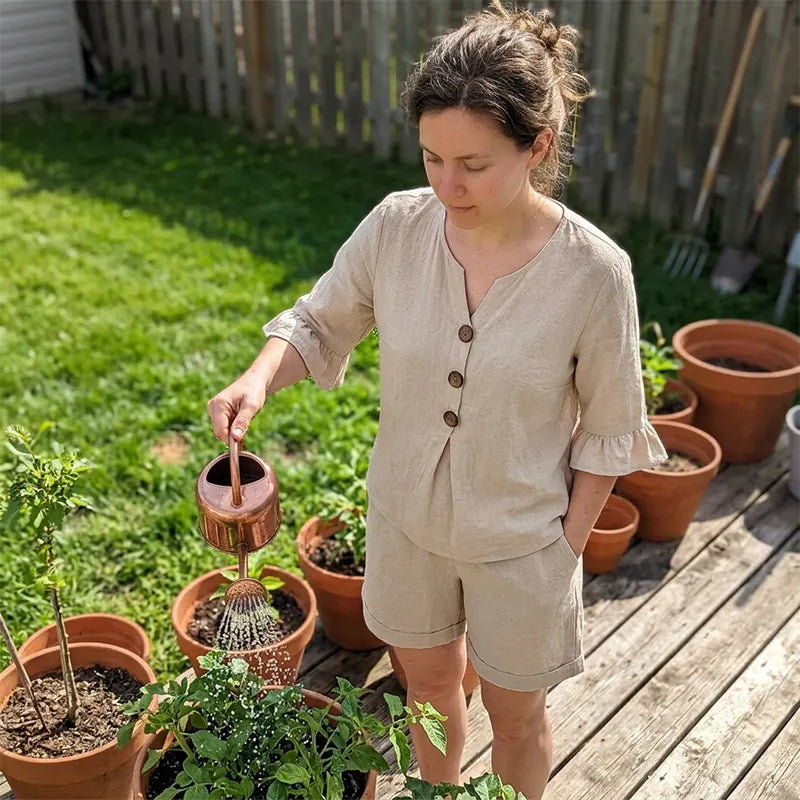 Tenue de printemps-été : ensemble blouse col V et short, idéal pour un style casual féminin.