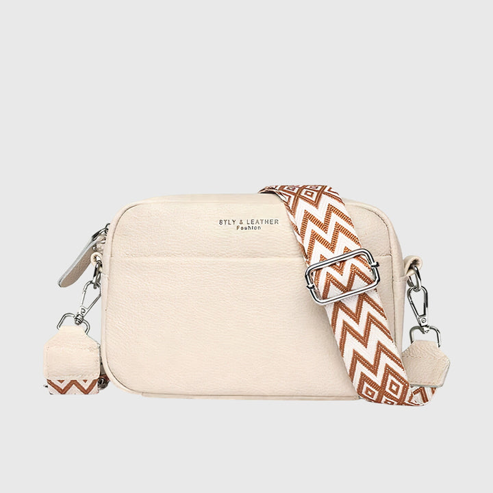Sac en cuir bleu marine pour femme, style élégant et chic, accessoire mode indispensable au quotidien.