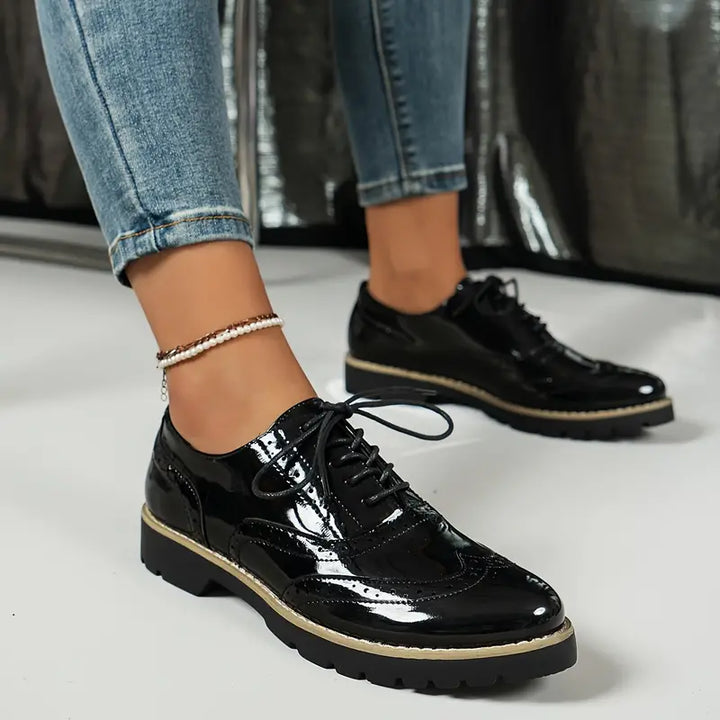 Chaussures femme vernies à lacets Lucienne complétant une tenue élégante et formelle pour le travail ou un événement.