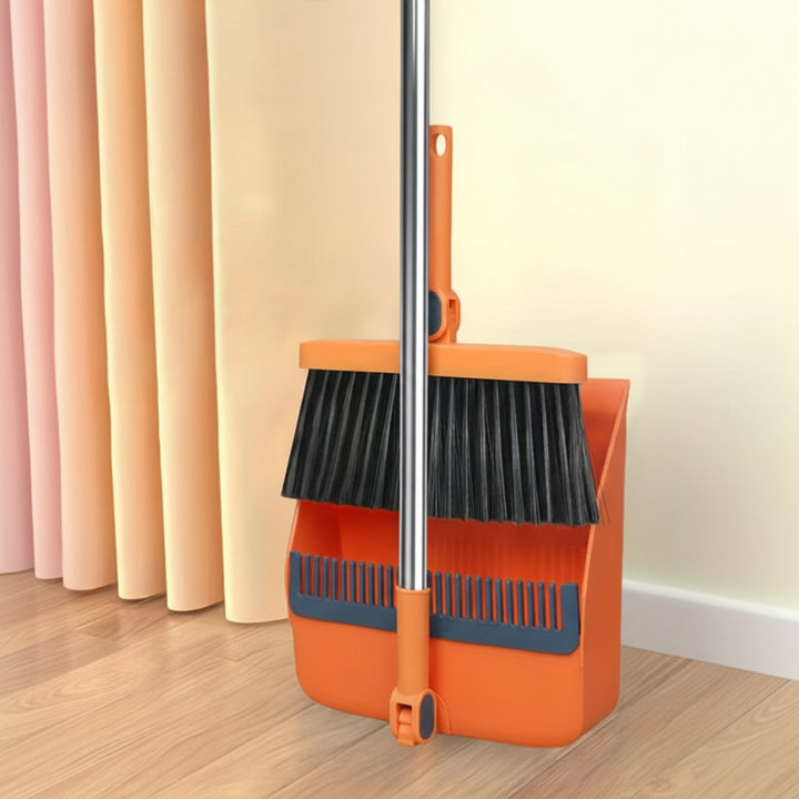 Ensemble balai et pelle à poussière ergonomique prêt à l'emploi. Idéal pour un ménage rapide et efficace.