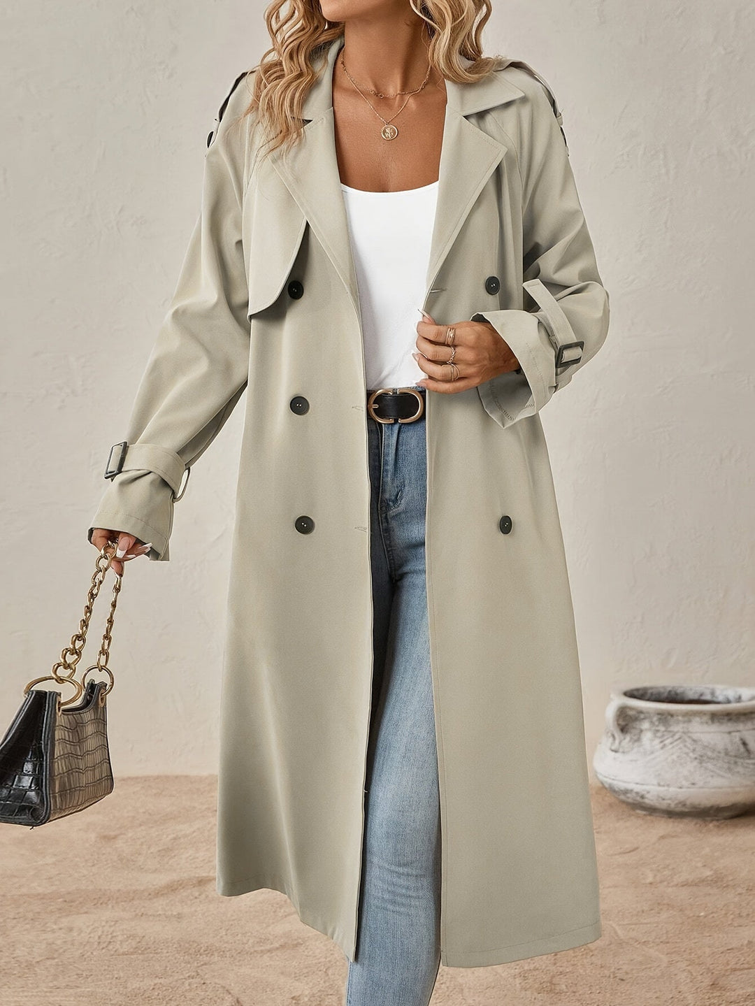 Trench femme kaki élégant, coupe longue structurée avec boutons. Idéal printemps/automne.