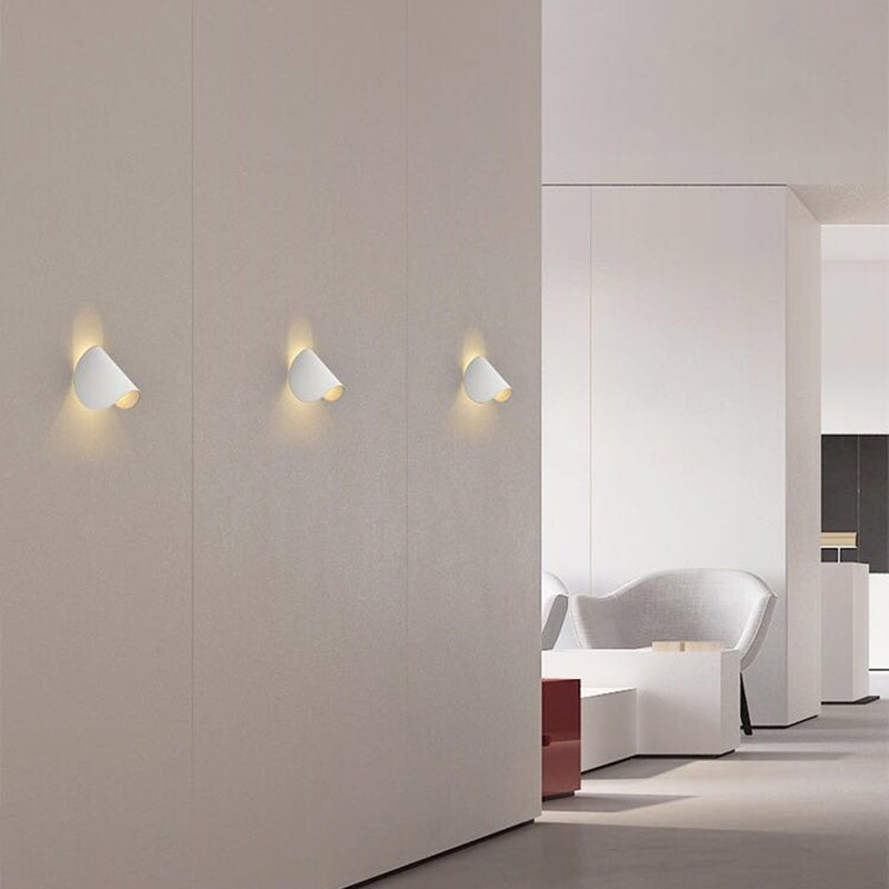 Applique murale LED bleue moderne, luminaire design pour une ambiance intérieure colorée et tendance.