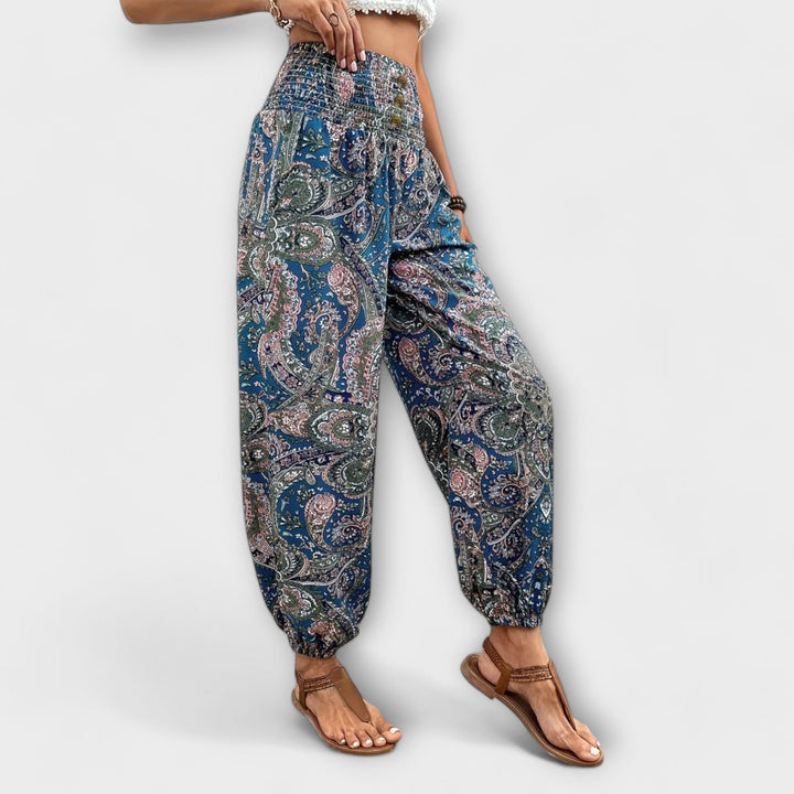 Pantalon femme Scarlett, motif ethnique distinctif, apportant style et confort à votre garde-robe.