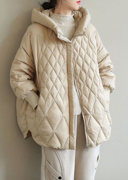 Femme portant veste chaude zippée, look mode hivernal, parfaite pour le style urbain chic.