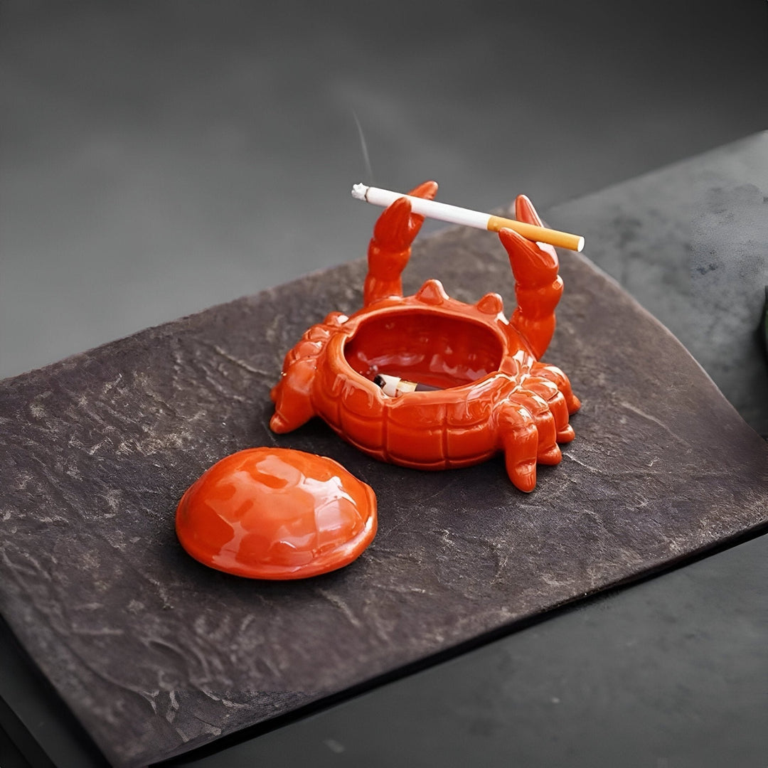 Élégant cendrier oriental rouge en céramique, design crabe unique, un accessoire de décoration maison.