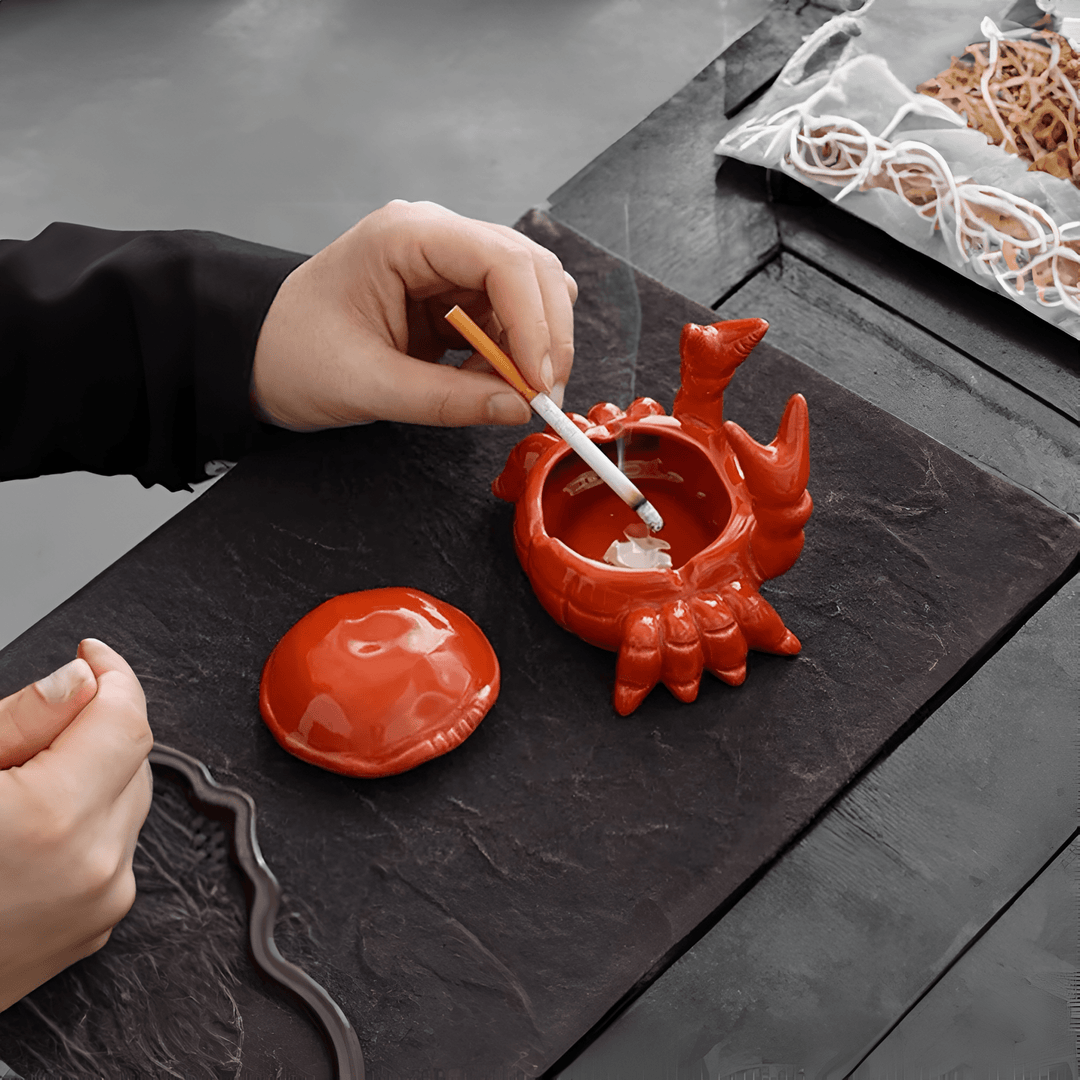 Cendrier en céramique rouge vif, motif crabe détaillé, ajoutant une touche orientale à votre décoration.