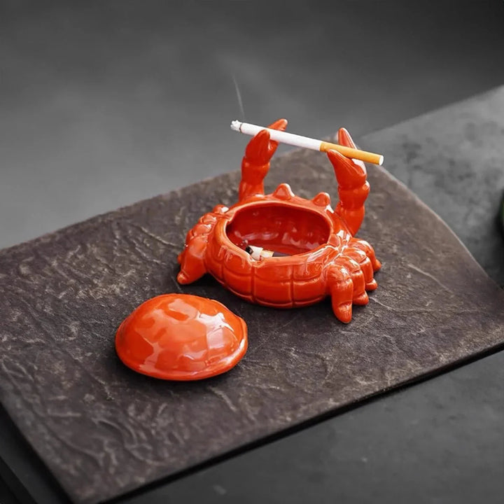 Crabe oriental rouge en céramique, ce cendrier décoratif apporte une touche d'élégance et de couleur.