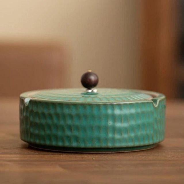 Cendrier rétro en céramique avec couvercle, parfait pour une touche vintage dans votre salon.