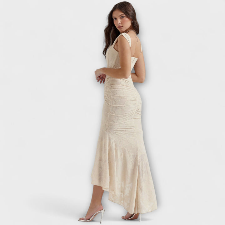 Robe longue femme à corset pour une soirée mémorable, très chic.