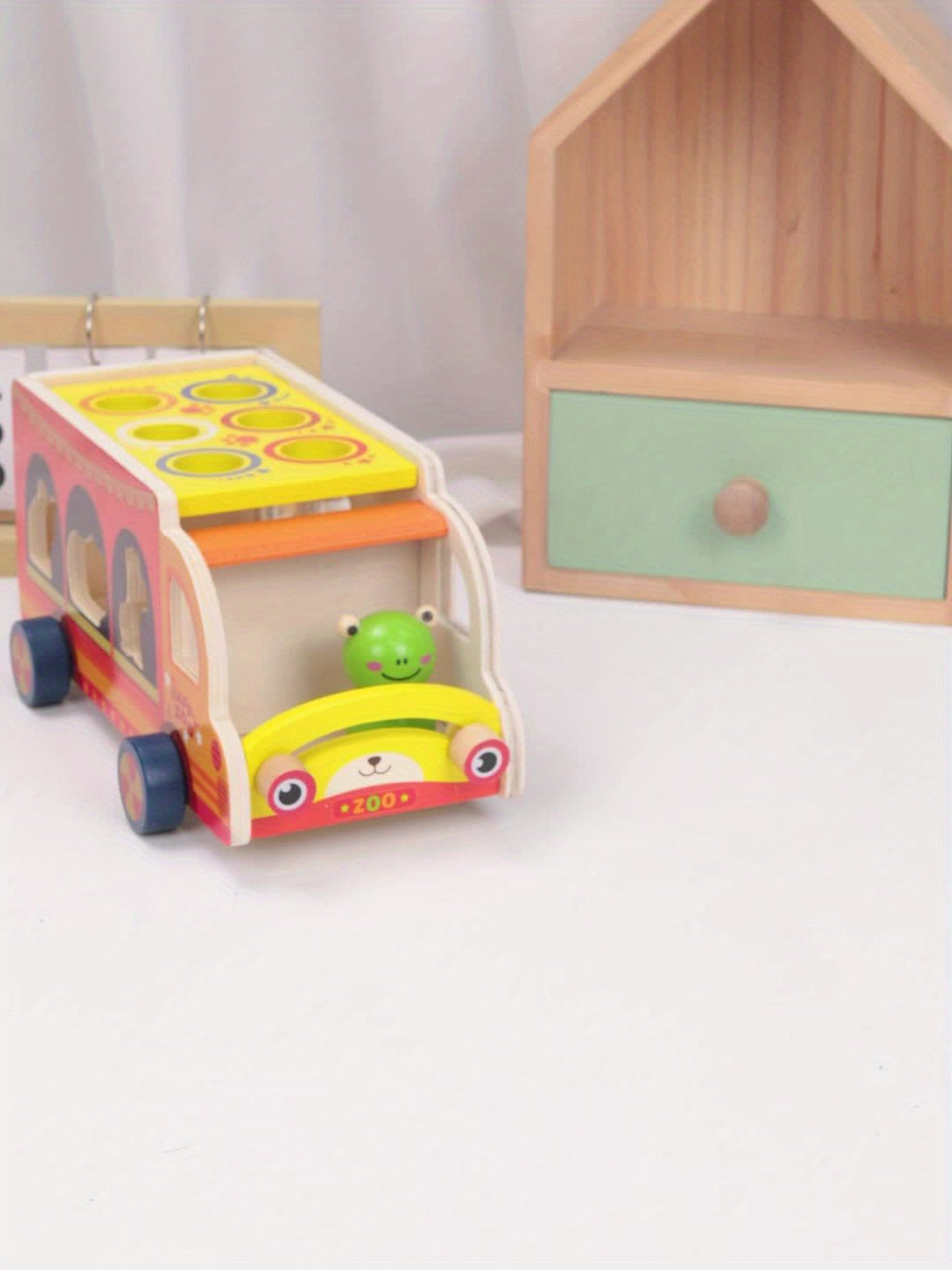 Camion de cirque pour enfants, jouet éducatif avec animaux, favorise l'apprentissage et le jeu créatif.