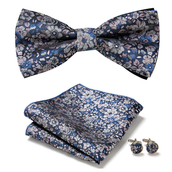 Set d'accessoires masculin : nœud papillon, pochette, boutons de manchette pour événement spécial.