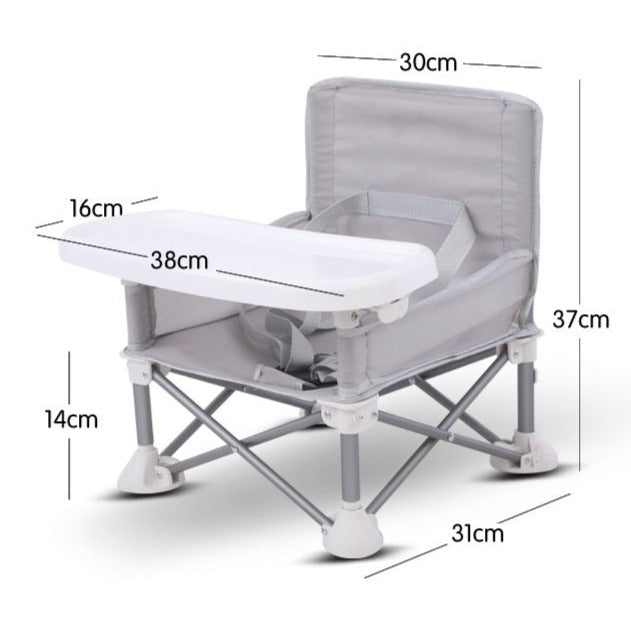 Équipement camping enfant : chaise pliable avec tablette repas pour repas sécurisés en extérieur.
