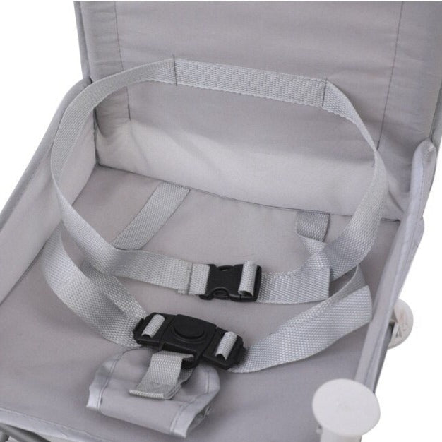 Chaise de camping enfant sécurisée et pliable avec tablette repas. Parfaite pour les repas en extérieur des tout-petits.