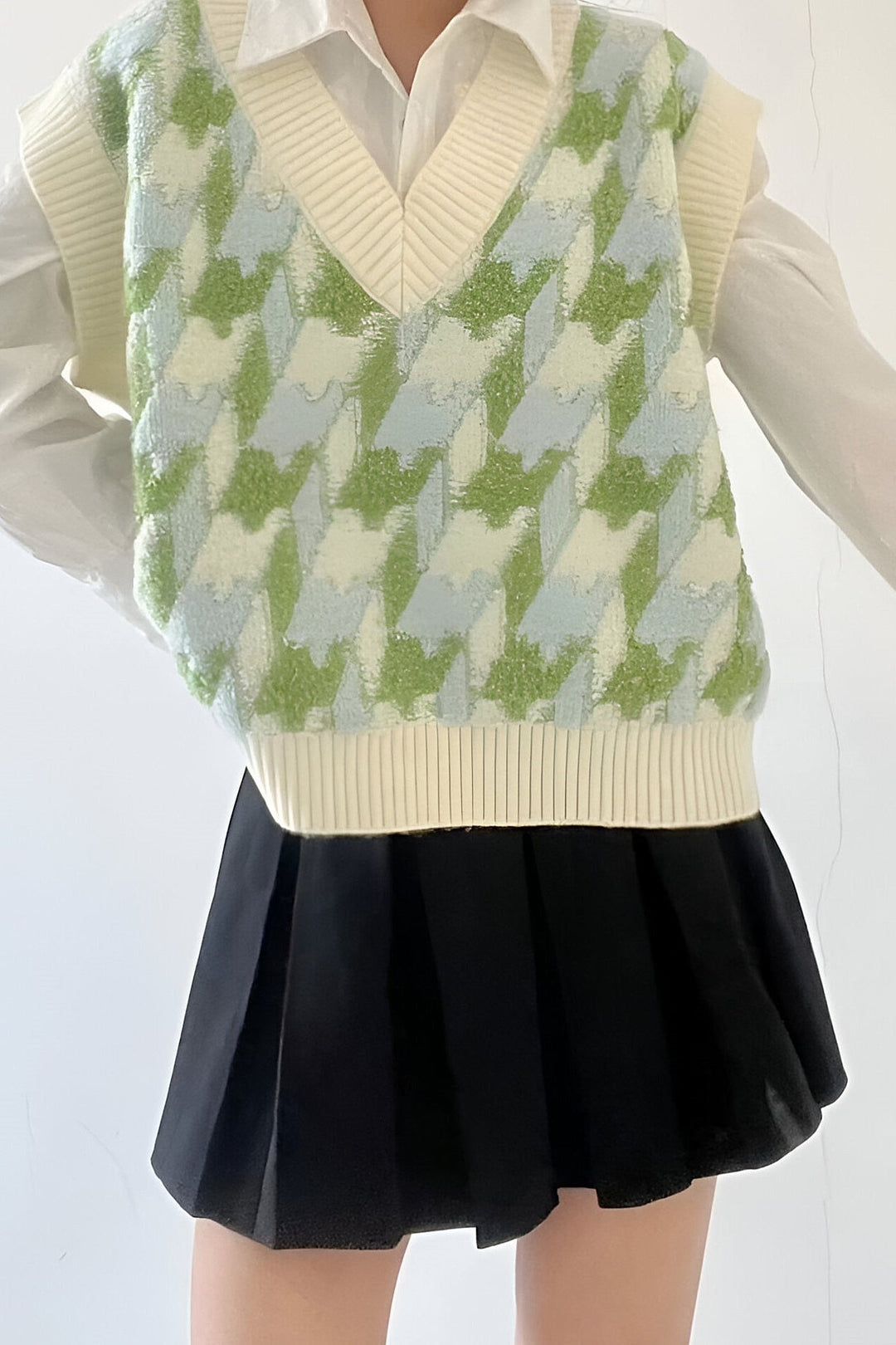 Gilet femme en maille fine avec encolure en V profonde et motif imprimé moderne. Parfait pour l'automne.