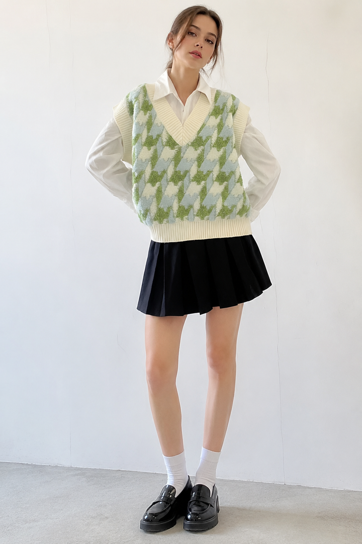 Gilet en maille femme sans manches, col V avec imprimé élégant. Idéal pour une superposition chic en automne.